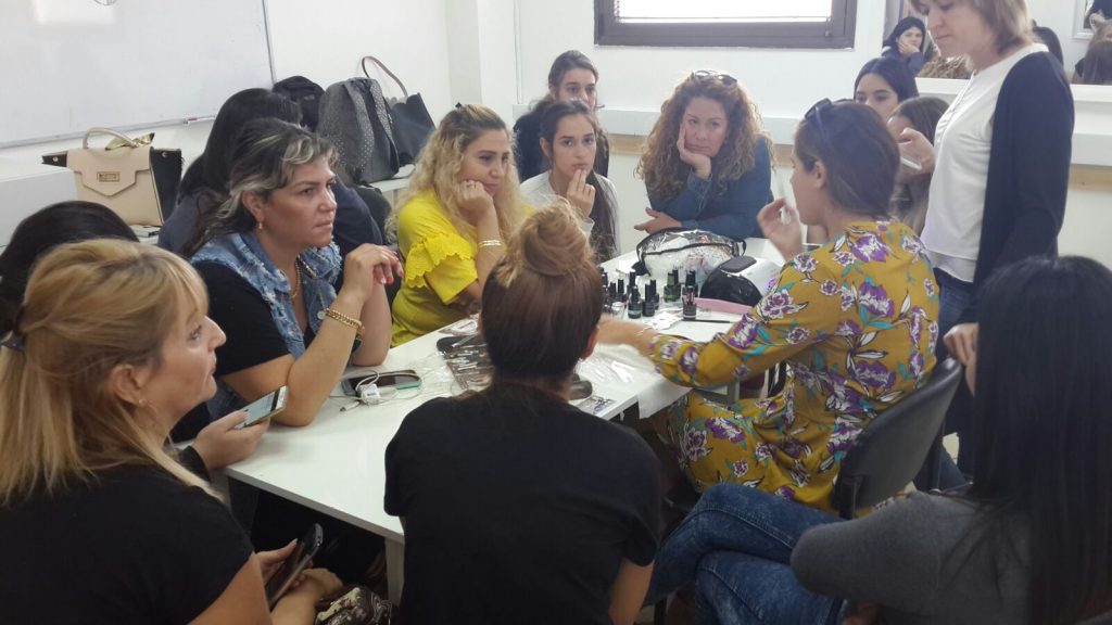 לימוד קישוטי ציפורניים