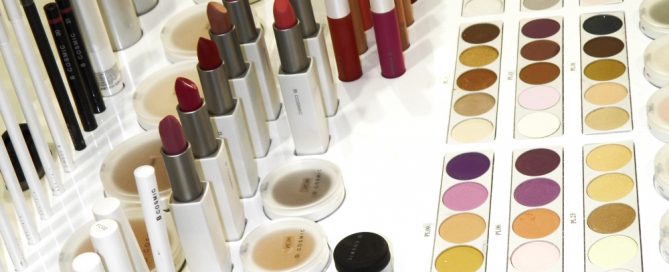 מוצרי איפור בחנות